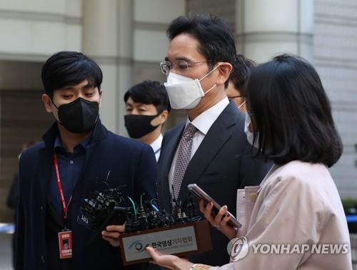 Samsung Group heir Lee Jae-yong heads to the Seoul Central District Court on Oct. 26, 2021 on a ruling over a medication case. (Yonhap) 