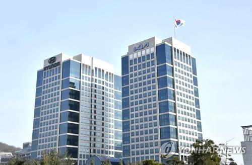This file photo, provided by Hyundai Motor Group, shows Hyundai Motor Co.'s and Kia Corp.'s headquarter buildings in Yangjae, southern Seoul. (PHOTO NOT FOR SALE) (Yonhap)