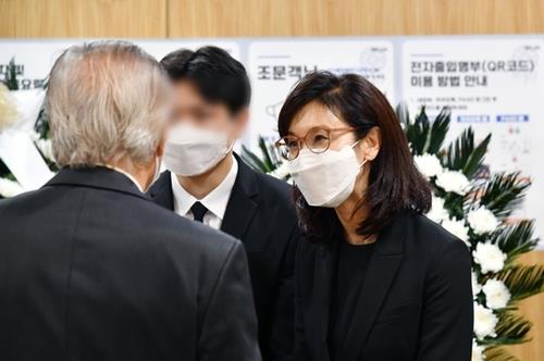 Roh Soh-yeong, the only daughter of late former President Roh Tae-woo, receives a mourner at the funeral home set up in Seoul National University Hospital in central Seoul on Oct. 27, 2021. (Yonhap)