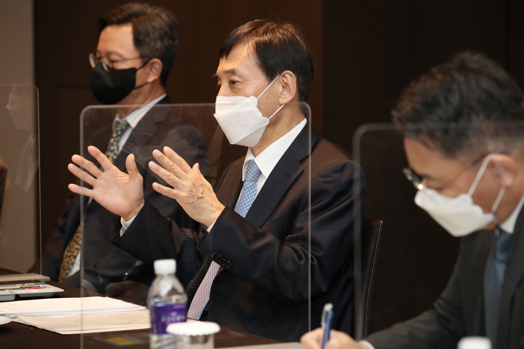 BOK Gov. Lee Ju-yeol (C) speaks at a meeting with economic experts from major think tanks at a Seoul hotel on Nov. 11, 2021, in this photo provided by the central bank. (PHOTO NOT FOR SALE) (Yonhap) 