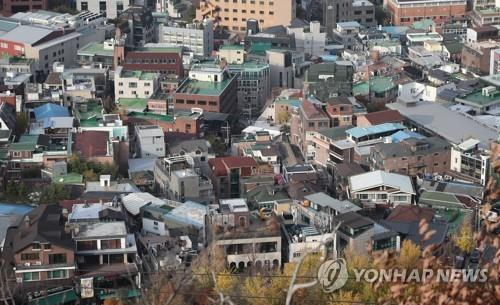 This file photo shows houses seen from Mount Nam in central Seoul. (Yonhap)