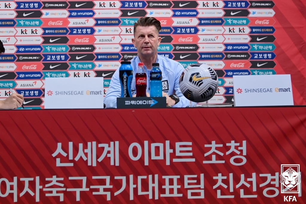Colin Bell, head coach of the South Korean women's national football team, speaks at a press conference at the National Football Center in Paju, Gyeonggi Province, on Nov. 26, 2021, in this photo provided by the Korea Football Association. (PHOTO NOT FOR SALE) (Yonhap)
