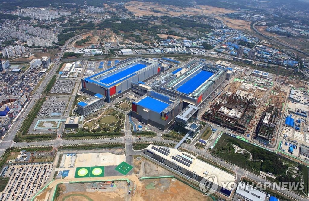 This undated photo provided by Samsung Electronics Co. shows the company's chip manufacturing plant in Pyeongtaek, south of Seoul. (PHOTO NOT FOR SALE) (Yonhap)