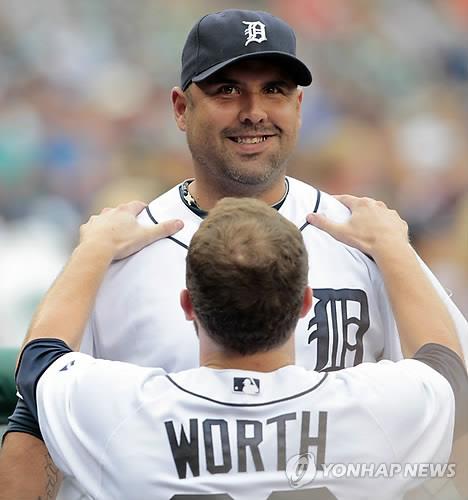 In this EPA file photo from July 19, 2012, Detroit Tigers catcher Gerald Laird (back) is grabbed by teammate Danny Worth before a Major League Baseball regular season game against the Los Angeles Angels at Comerica Park in Detroit. (Yonhap)