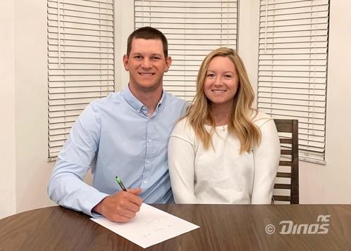 Drew Rucinski of the NC Dinos (L) and his wife, Sheridan, smile after Rucinski signed a new contract with the Korea Baseball Organization club, in this photo provided by the Dinos on Dec. 21, 2021. (PHOTO NOT FOR SALE) (Yonhap)