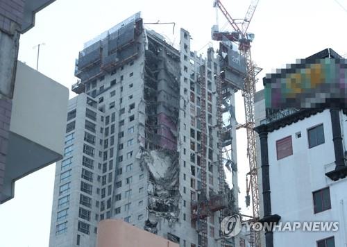 Exterior walls of a high-rise apartment building in western Gwangju are seen ripped off on Jan. 11, 2022. (Yonhap) 