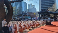 (LEAD) Thousands of Buddhist monks hold rally to demand apology from president for 'anti-Buddhist bias'