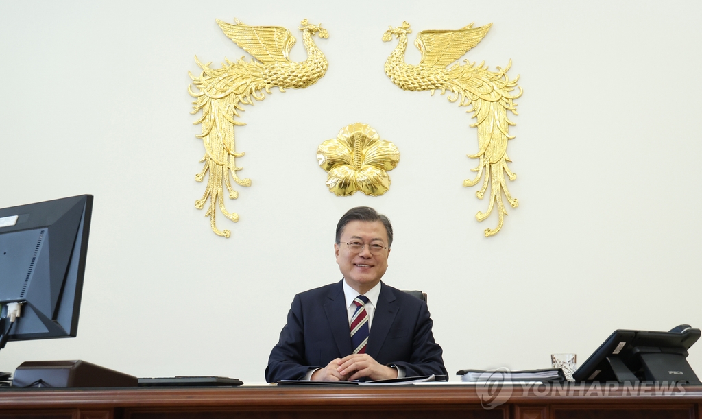 President Moon Jae-in poses for the camera in this undated photo after taking part in a written interview with Yonhap News Agency and seven other news services from around the world at Cheong Wa Dae in Seoul. (Pool photo) (Yonhap)