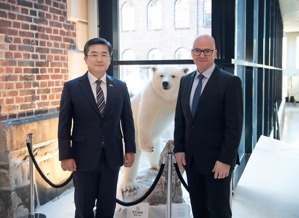South Korean Defense Minister Suh Wook (L) poses with his Norwegian counterpart, Odd Roger Enoksen, prior to their meeting in Oslo on Feb. 15, 2022, in this photo provided by the ministry. (PHOTO NOT FOR SALE) (Yonhap)