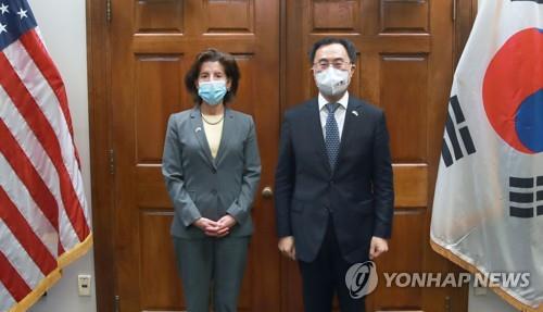 This photo provided by South Korea's industry ministry on Nov. 10, 2021, shows Industry Minister Moon Sung-wook (R) and U.S. Secretary of Commerce Gina Raimondo posing for a photo after a meeting in Washington. (PHOTO NOT FOR SALE) (Yonhap) 