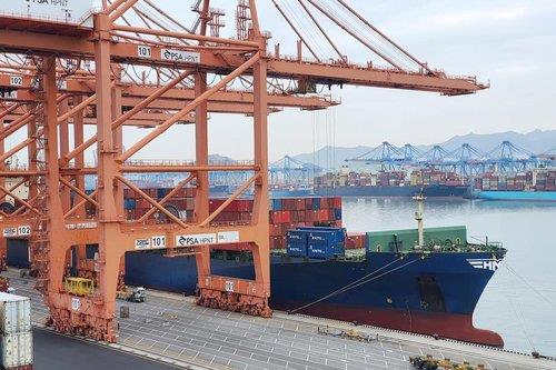 This file image, provided by South Korean shipper Hyundai Merchant Marine (HMM) on April 25, 2021, shows its 4,600-TEU container vessel Goodwill. (PHOTO NOT FOR SALE) (Yonhap)