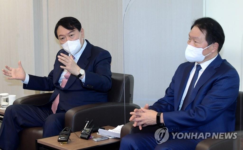 President-elect Yoon Suk-yeol speaks during a meeting with Chey Tae-won, head of the Korea Chamber of Commerce and Industry, in Seoul on Dec. 16, 2021, in this photo provided by Joint Press Corps. (Yonhap) 