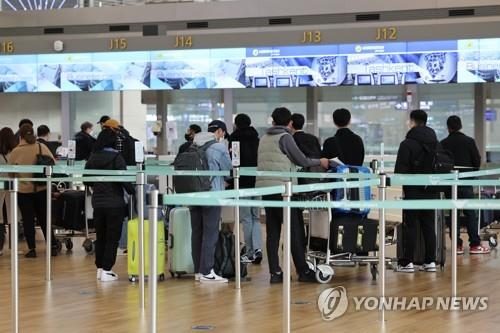 Travelers wait in line to check out at Incheon International Airport, west of Seoul, on March 21, 2022, the first day of the abolition of the quarantine for fully vaccinated international travelers. (Yonhap)
