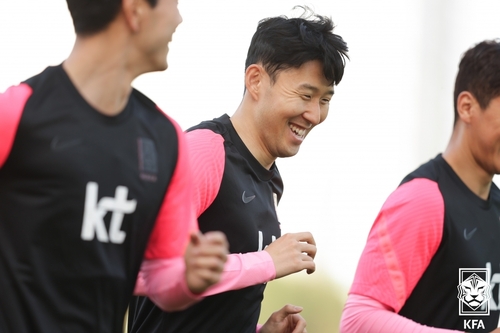 Son Heung-min (C), captain of the South Korean men's national football team, smiles during a training session at Dubai Police Club Stadium in Dubai on March 27, 2022, in preparation for a Group A match in the final Asian World Cup qualifying round against the United Arab Emirates, in this photo provided by the Korea Football Association. (PHOTO NOT FOR SALE) (Yonhap)