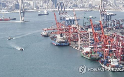 This file photo, taken March 21, 2022, shows a port in South Korea's southern city of Busan. (Yonhap)