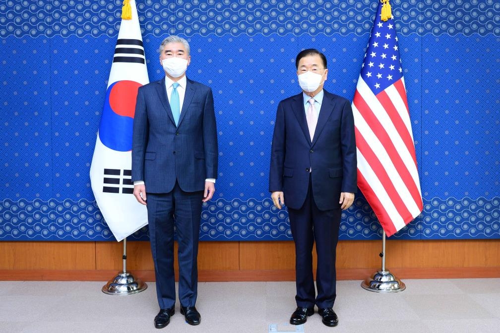 South Korean Foreign Minister Chung Eui-yong (R) and U.S. Special Representative on North Korea Sung Kim pose for a photo after their meeting at Chung's ministry in Seoul on April 19, 2022, in this photo provided by the ministry. (PHOTO NOT FOR SALE) (Yonhap) 