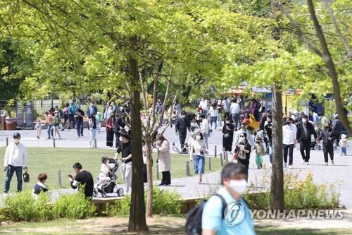 The Seoul Grand Park in the city of Gwacheon, just south of Seoul, is crowded with visitors on May 1, 2022. (Yonhap)