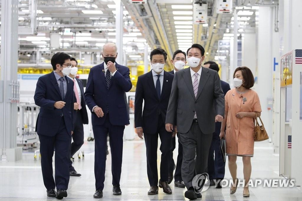 U.S. President Joe Biden (3rd from L) and South Korean President Yoon Suk-yeol (2nd from R) look around a Samsung Electronics chip plant in Pyeongtaek, 70 kilometers south of Seoul, on May 20, 2022, guided by Lee Jae-yong, the de facto leader of Samsung Group and Samsung Electronics vice chairman. (Yonhap)