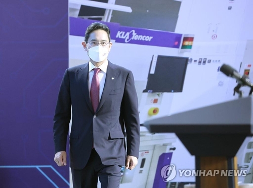 Samsung Electronics Vice Chairman Lee Jae-yong steps onto the podium to make a welcome speech for South Korean President Yoon Suk-yeol and U.S. President Joe Biden at the company's Pyeongtaek chip campus, 70 kilometers south of Seoul, on May 20, 2022. (Yonhap)