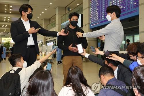 Rhee Keun, a South Korean who traveled to Ukraine to fight against invading Russian forces, speaks to reporters at Incheon International Airport on May 27, 2022. (Yonhap) 