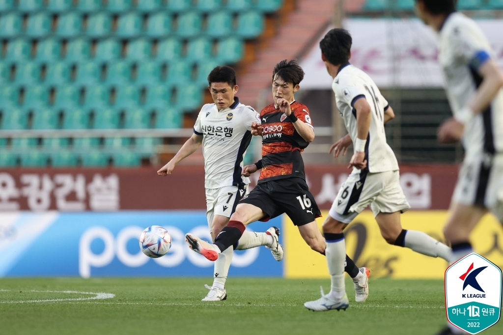 Kim Do-hyeok of Incheon United (L) and Lee Seung-mo of Pohang Steelers (R) vie for the ball during their clubs' K League 1 match at Pohang Steel Yard in Pohang, 370 kilometers southeast of Seoul, on May 21, 2022, in this photo provided by the Korea Professional Football League. (PHOTO NOT FOR SALE) (Yonhap)