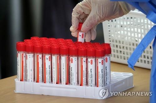 (LEAD) S. Korea's new COVID-19 cases rebound to near 10,000, deaths drop to 9-month low