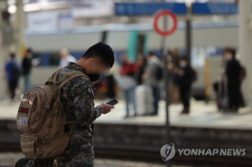 This undated file photo shows a service member waiting for a train at a platform of Seoul Station in central Seoul. (Yonhap)