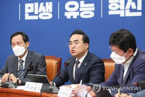 Rep. Park Hong-geun (C), the floor leader of the main opposition Democratic Party (DP), speaks at a party meeting at the National Assembly in Seoul on June 20, 2022. (Pool photo) (Yonhap)