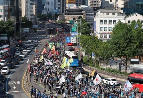 Members of the Korean Confederation of Trade Unions, a major umbrella labor group, march in Seoul on July 2, 2022. (Yonhap)