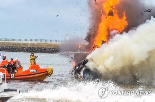 (3rd LD) 3 fishing boats catch fire at Jeju port; 3 seriously injured, 2 missing