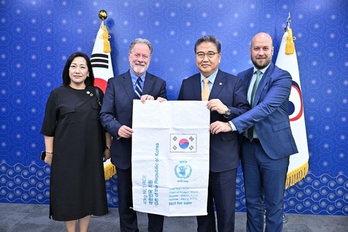 South Korean Foreign Minister Park Jin (2nd from R) poses for a photo with World Food Programme Executive Director David Beasley (2nd from L) before their talks on July 14, 2022, at the foreign ministry in Seoul, in this photo provided by his office. (PHOTO NOT FOR SALE) (Yonhap) 