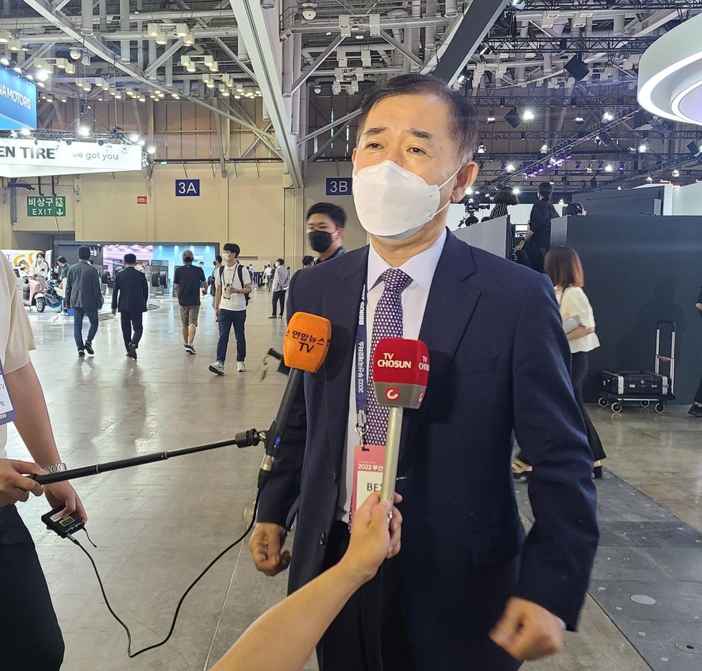 This July 14, 2022 photo shows Lee Ta-sik, president and CEO of the Busan Exhibition & Convention Center, conducting an interview with Yonhap News TV and TV Chosun at the Busan International Motor Show. (Yonhap)