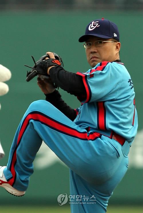 In this file photo from July 4, 2009, former Lotte Giants pitcher Choi Dong-won throws out the ceremonial first pitch before a Korea Baseball Organization regular season game against the SK Wyverns at Sajik Stadium in Busan, 325 kilometers southeast of Seoul. (Yonhap)
