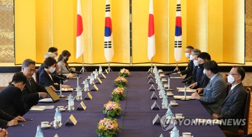 South Korean Foreign Minister Park Jin (2nd from L) and his Japanese counterpart Yoshimasa Hayashi (2nd from R) hold talks in Tokyo on July 18, 2022. (Yonhap)