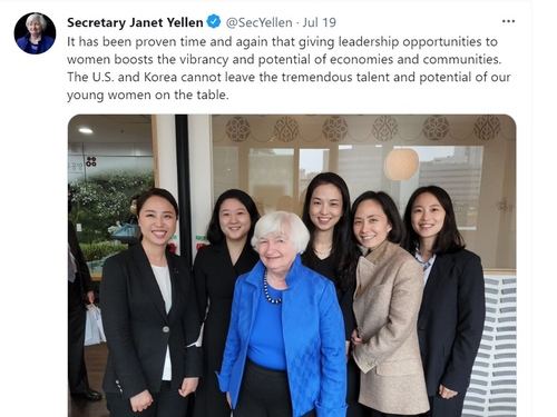 This image captured from U.S. Treasury Secretary Janet Yellen's Twitter on July 22, 2022, shows Lee Hyo-jin (far L) and other South Korean female entrepreneurs posing for a photo with Yellen (3rd from L). (PHOTO NOT FOR SALE) (Yonhap)