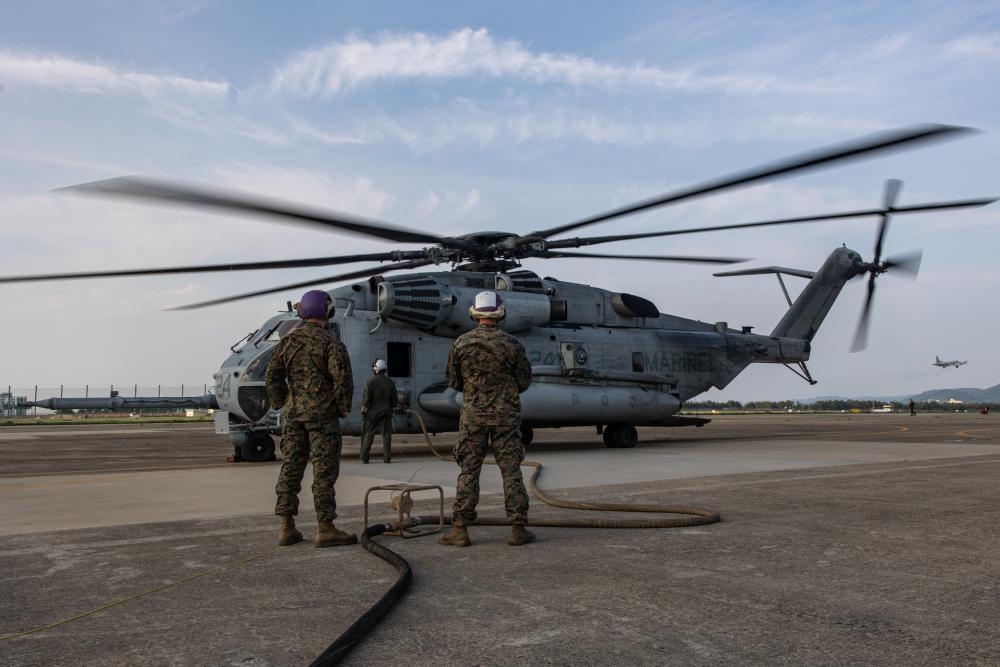 U.S. Marine troops refuel a CH-53E Super Stallion helicopter during the Korea Marine Exercise Program in Pohang, 374 kilometers south of Seoul, on July 20, 2022, in this file photo released by the U.S. 1st Marine Aircraft Wing. (PHOTO NOT FOR SALE) (Yonhap)