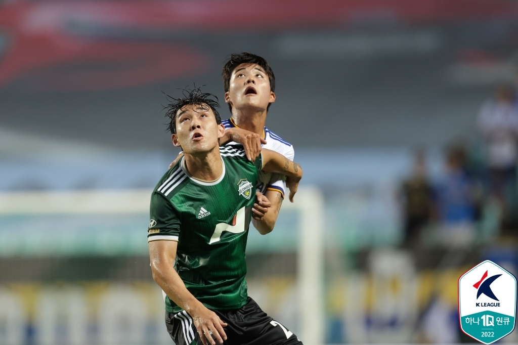 Song Min-kyu of Jeonbuk Hyundai Motors (L) and Seol Young-woo of Ulsan Hyundai FC jostle for position during the clubs' K League 1 math at Jeonju World Cup Stadium in Jeonju, 200 kilometers south of Seoul, on Aug. 7, 2022, in this photo provided by the Korea Professional Football League. (PHOTO NOT FOR SALE) (Yonhap)