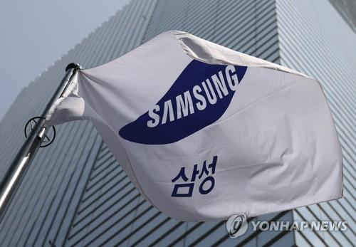 Samsung's flag flutters in the wind at its Seocho office in southern Seoul, in this April 28, 2022, file photo. (Yonhap)