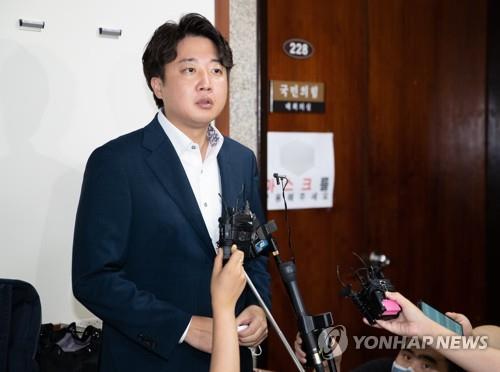 Lee Jun-seok, leader of the ruling People Power Party, speaks to reporters at the National Assembly in Seoul on July 7, 2022, before attending the party's ethics committee convened to discuss his fate over allegations of sexual bribery and subsequent cover-up. (Pool photo) (Yonhap)