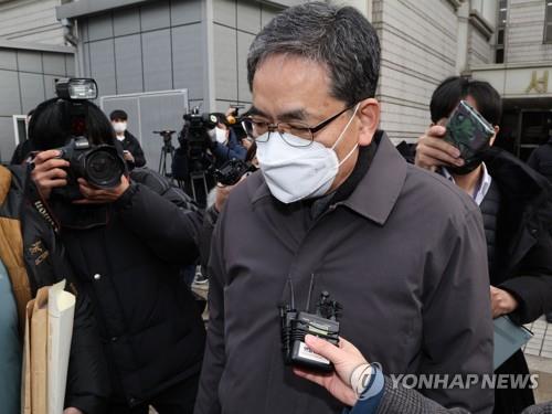 Former People Power Party lawmaker Kwak Sang-do leaves the Seoul Central District Court on Feb. 4, 2022, following a hearing on whether to issue an arrest warrant. (Yonhap)