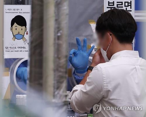 A citizen undergoes a COVID-19 test at a makeshift testing station in Seoul on Aug. 17, 2022. (Yonhap)