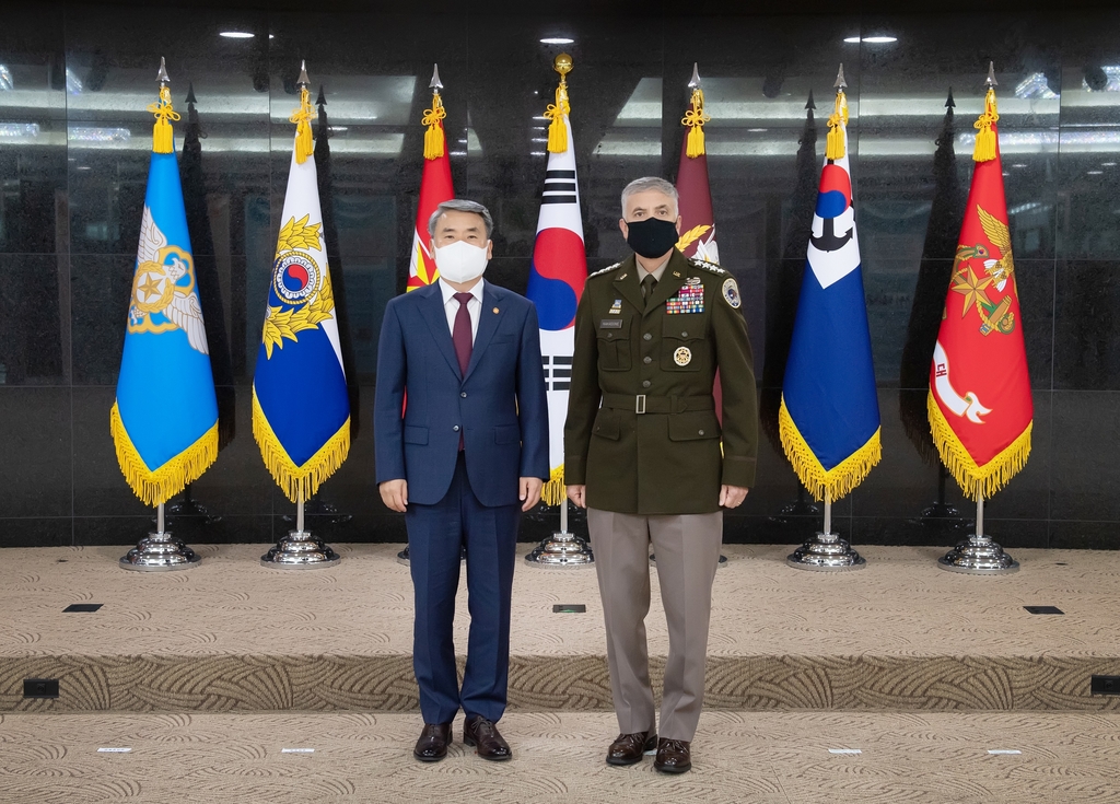 South Korean Defense Minister Lee Jong-sup (L) poses for a photo with Gen. Paul Nakasone, the commander of U.S. Cyber Command, in Seoul on Aug. 18, 2022, in this photo released by the Ministry of National Defense. (PHOTO NOT FOR SALE) (Yonhap)