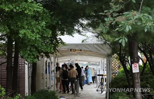 People wait to get tested for COVID-19 at a testing center in the western ward of Mapo, Seoul, on Aug. 19, 2022. (Yonhap)