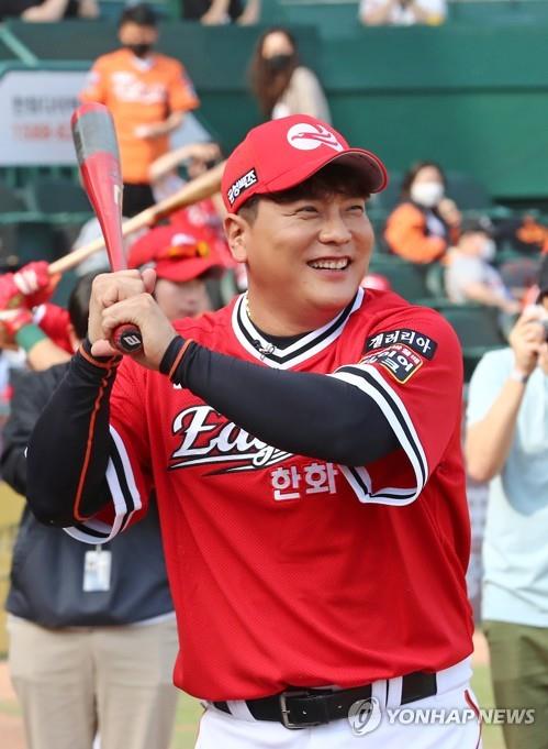In this file photo from May 29, 2021, Kim Tae-kyun of the Hanwha Eagles prepares for the final game of his career in the Korea Baseball Organization against the SSG Landers at Hanwha Life Eagles Park in Daejeon, around 130 kilometers south of Seoul. (Yonhap)