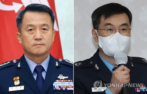 Former Air Force Chief of Staff Lee Seong-yong (L) and Jeon Ik-soo, chief legal affairs officer of the Air Force (Yonhap)