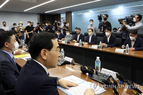 Industry Minister Lee Chang-yang (2nd from L) speaks during a meeting with corporate officials at the Korea Chamber of Commerce and Industry in Seoul on Aug. 25, 2022, to discuss measures to cope with the U.S. government's subsidies for its semiconductor and electric car industries. (Yonhap) 