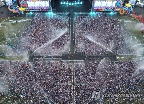 Singer Psy's "Drenched Show" concert takes place at the Jamsil Olympic Stadium in southern Seoul on July 17, 2022. (Yonhap)