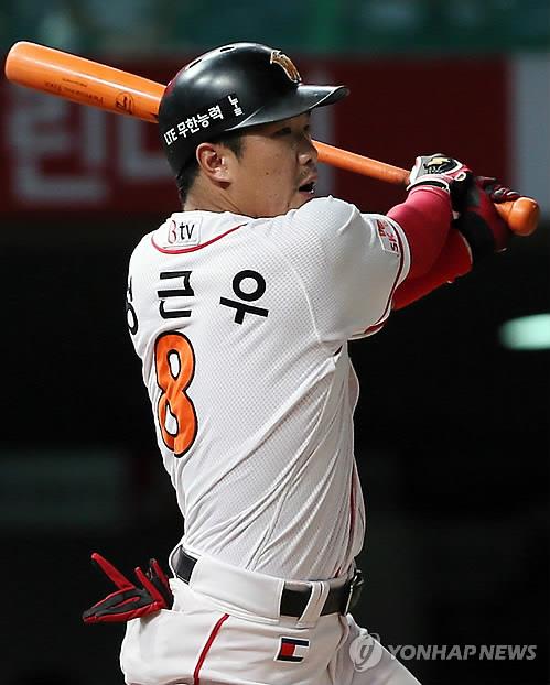 In this file photo from Aug. 29, 2013, Jeong Keun-woo of the SK Wyverns hits an RBI single against the Samsung Lions during the bottom of the seventh inning of a Korea Baseball Organization regular season game at SK Happy Dream Park in Incheon, 30 kilometers west of Seoul. (Yonhap)