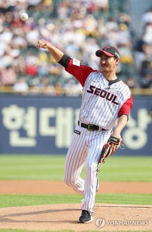 In this file photo from July 3, 2022, former LG Twins outfielder Park Yong-taik throws out the ceremonial first pitch before his retirement game in the Korea Baseball Organization at Jamsil Baseball Stadium in Seoul. (Yonhap)