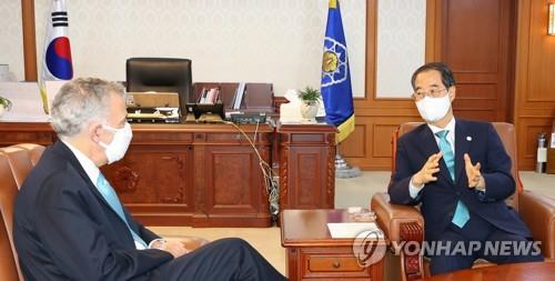 South Korean Prime Minister Han Duck-soo (R) meets new U.S. Ambassador to South Korea Philip Goldberg in Seoul on Sept. 6, 2022, in this photo released by the prime minister's office. (PHOTO NOT FOR SALE) (Yonhap)